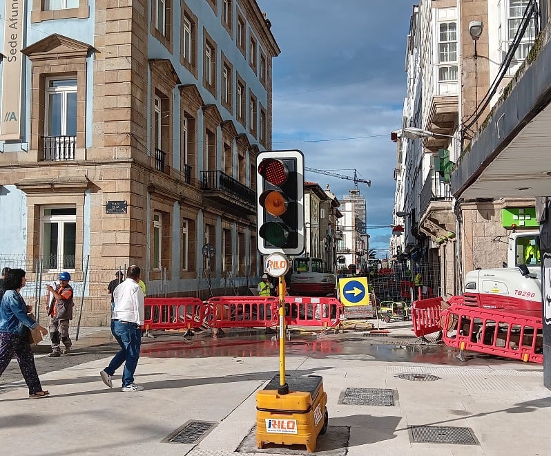 Semáforo ubicado en la esquina de Iglesia y Tierra (foto: Concello Ferrol)