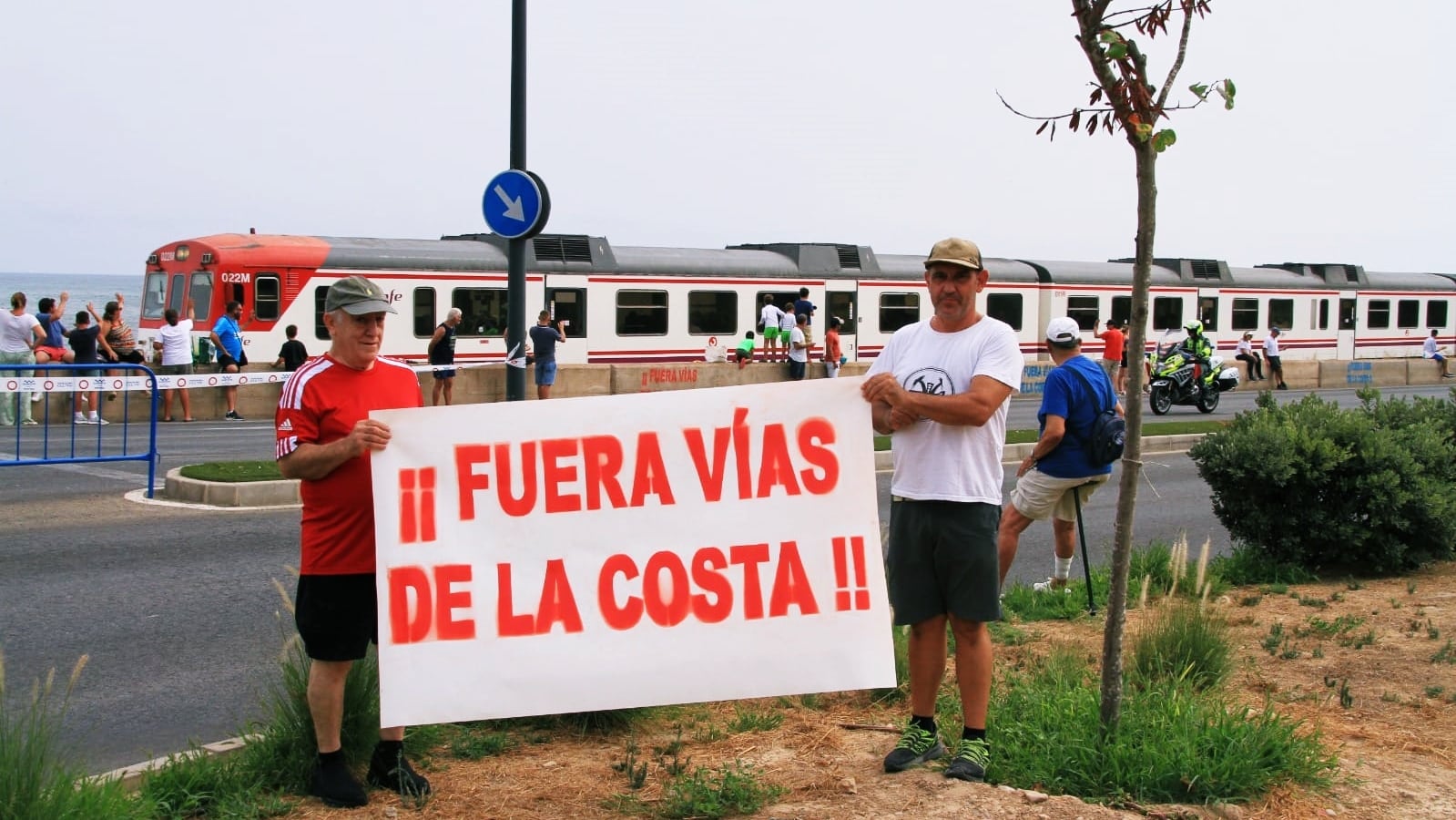 Imagen de archivo de una protesta de los vecinos contra las vías en el frente litoral de Alicante, aprovechando la celebración de una etapa de la Vuelta Ciclista a España