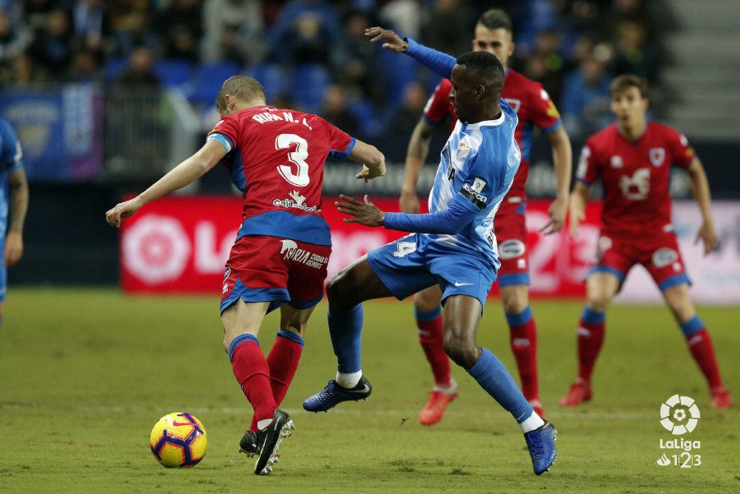 El capitán Ripa trata de marcharse del costamarfileño Koné.