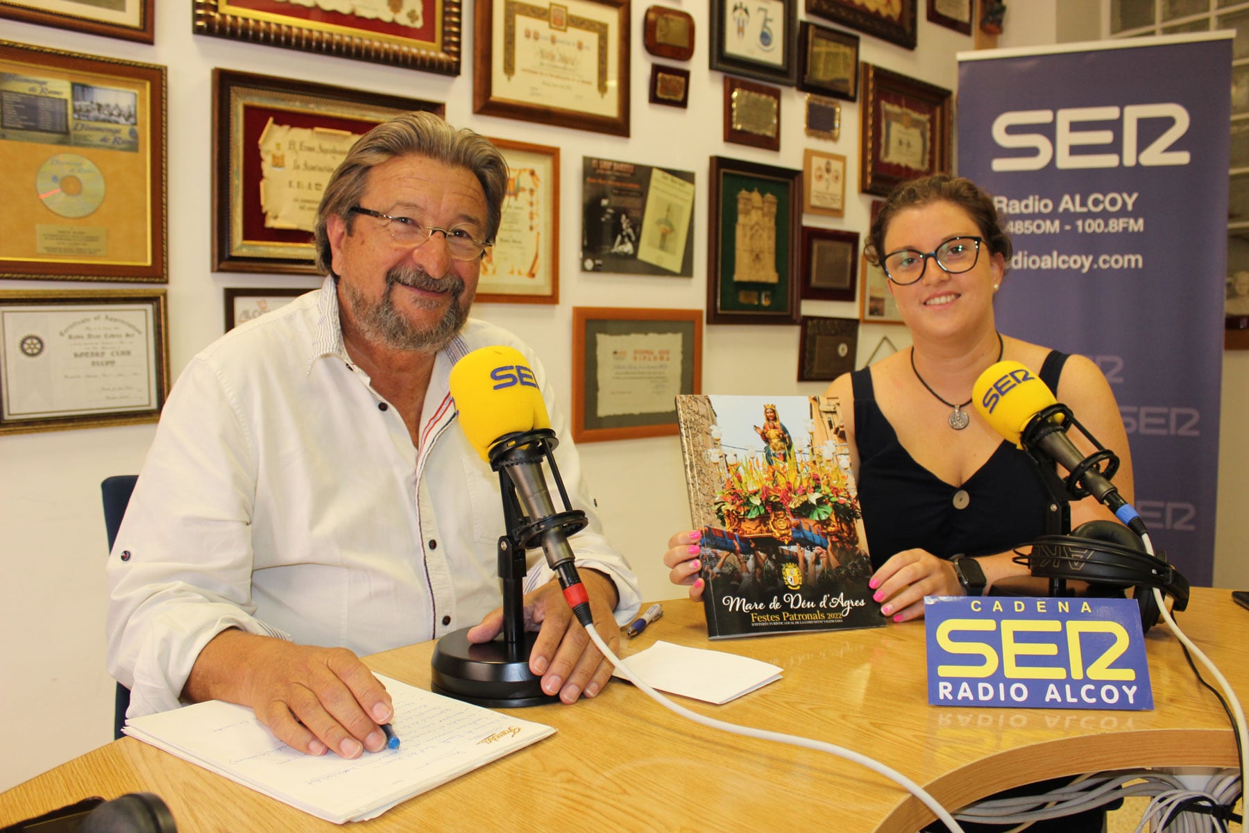 Rafa Sanjuan i María García, en l'estudi central de Radio Alcoy