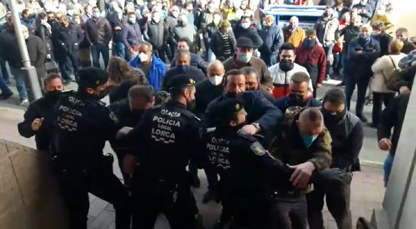 Ganaderos de Lorca irrumpen en el pleno municipal del Ayuntamiento de Lorca durante una protesta del sector