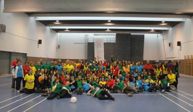 "Foto de familia" del grupo de mayores y jóvenes que participaron en el Encuentro Intergeneracional