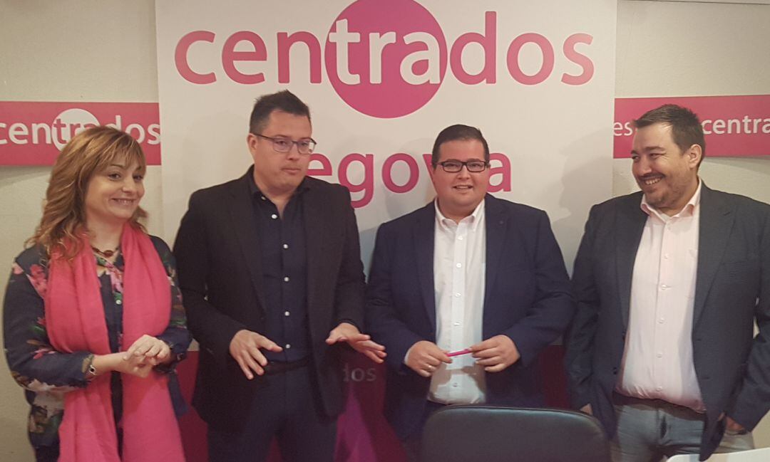 La responsable de acción electoral de Centrados en Segovia, Maite Mañas, con Javier Arranz, David de Santos y Juan Ángel Ruiz