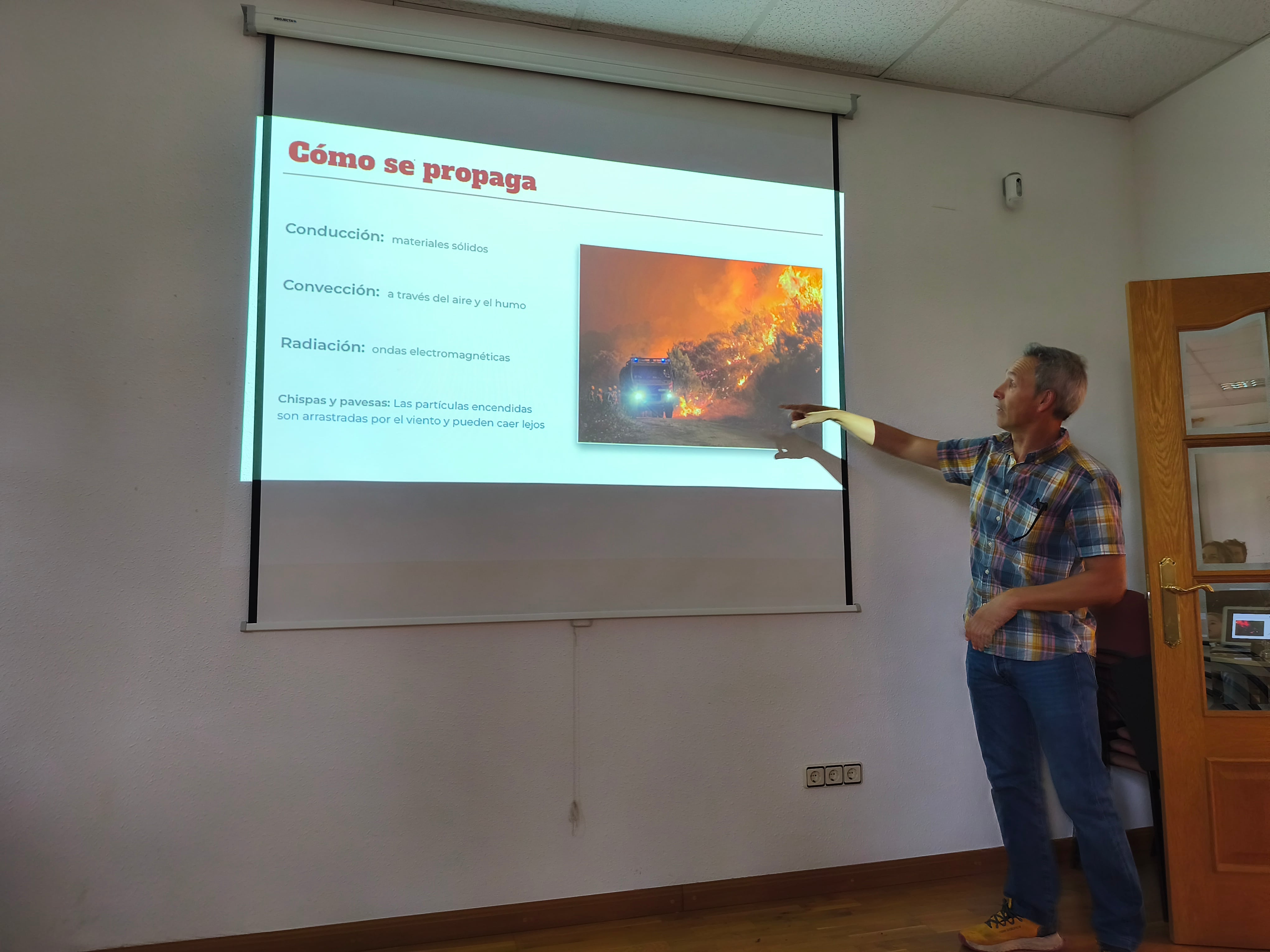 Charla sobre prevención de incendios en Biscarrués.