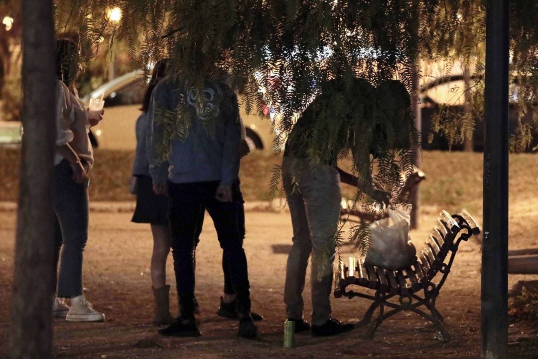 Jóvenes haciendo botellón cerca de la Plaza del Cedro de València