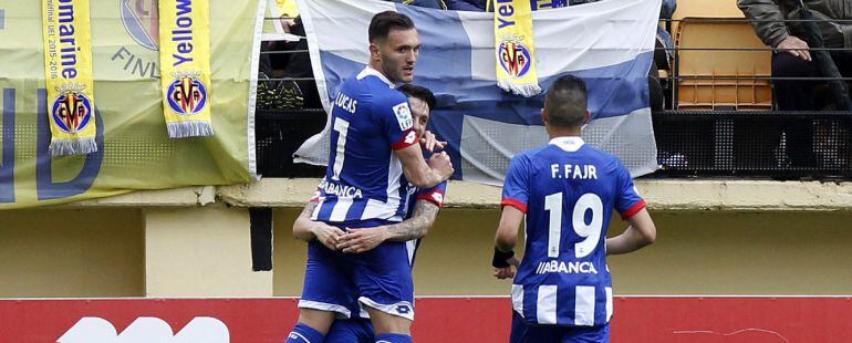 El jugador de Deportivo Lucas celebra con sus compañeros el segundo gol de su equipo frente al Villarreal.
