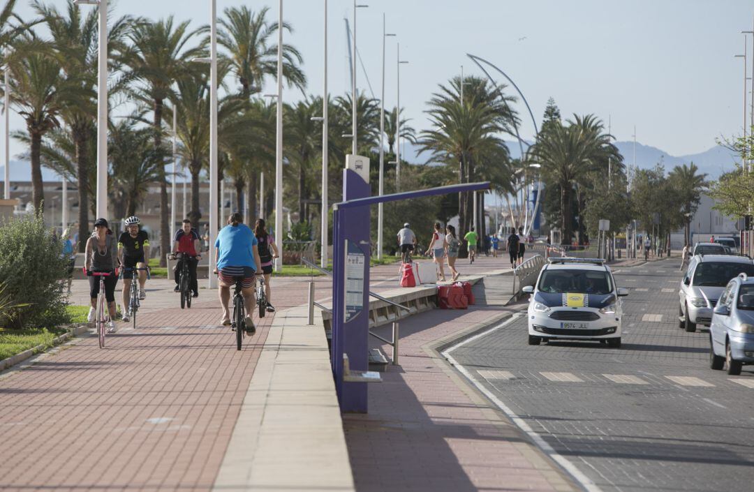 Primera línea de la playa de Gandia que queda cerrada al tráfico 
