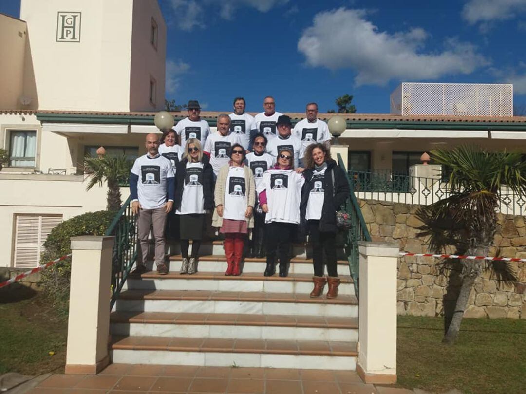 Miembros de Andalucía Bay 20.30 a las puertas del Hotel Guadacorte con su camiseta reivindicativa &quot;Un siglo sin tren&quot;.