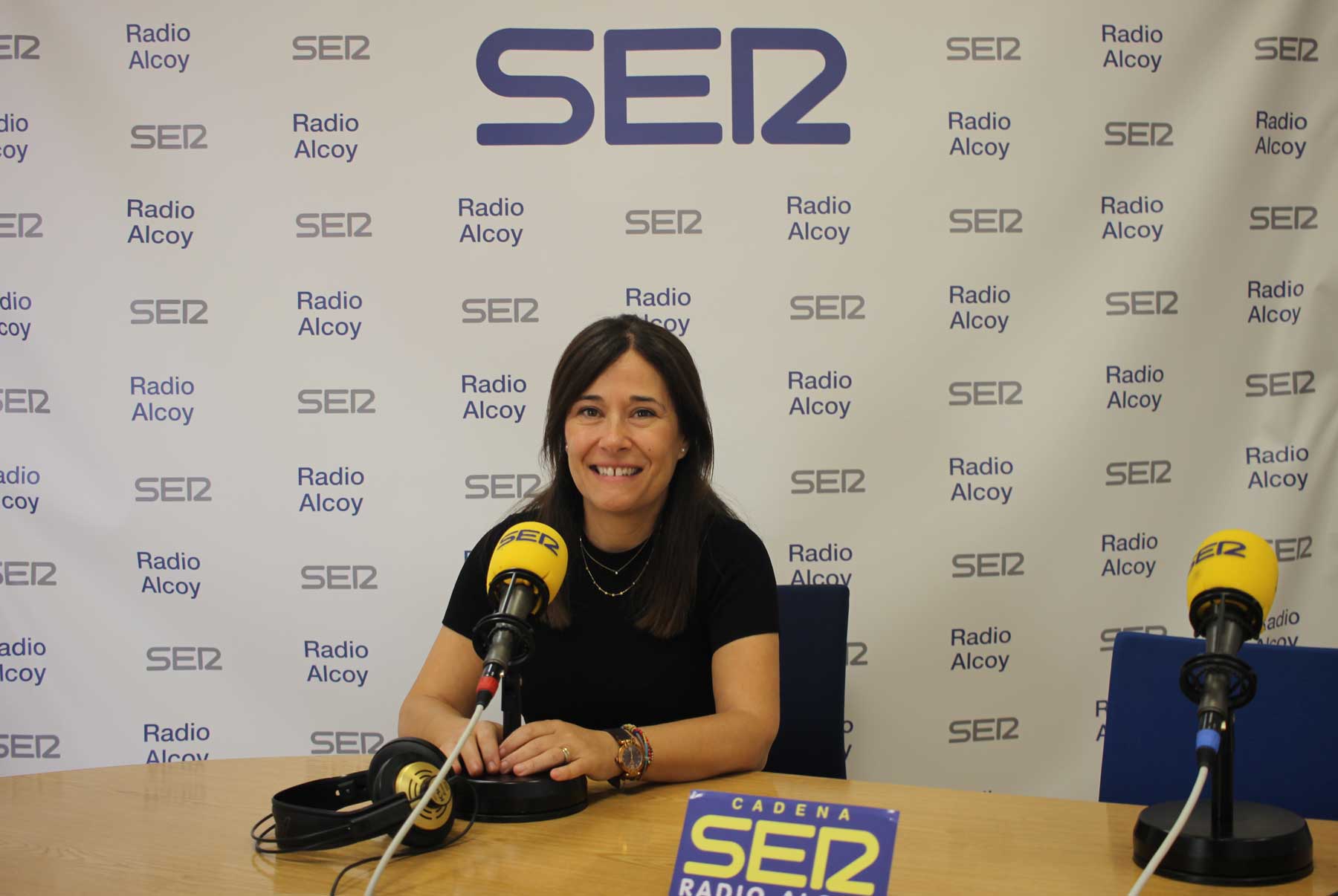 Lorena Zamorano, en el estudio central de Radio Alcoy
