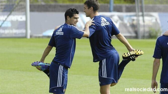 El uruguayo, Chory Castro estirando en compañía de Ion Ansotegi en Zubieta