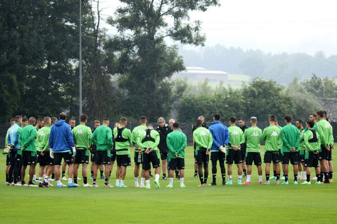 Manuel Pellegrini dando una charla a sus jugadores en la concentración del Betis en Suiza. 