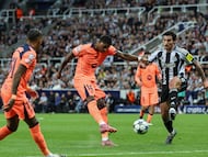 Jugadores de FC Barcelona y Newcastle durante un partido de la fase liga de la Champions League