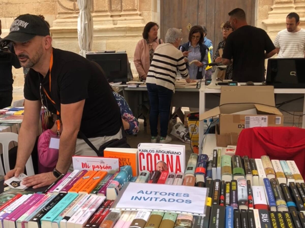 La Feria del Libro de Elche abre sus carpas este fin de semana con la visita de más de 100 autores
