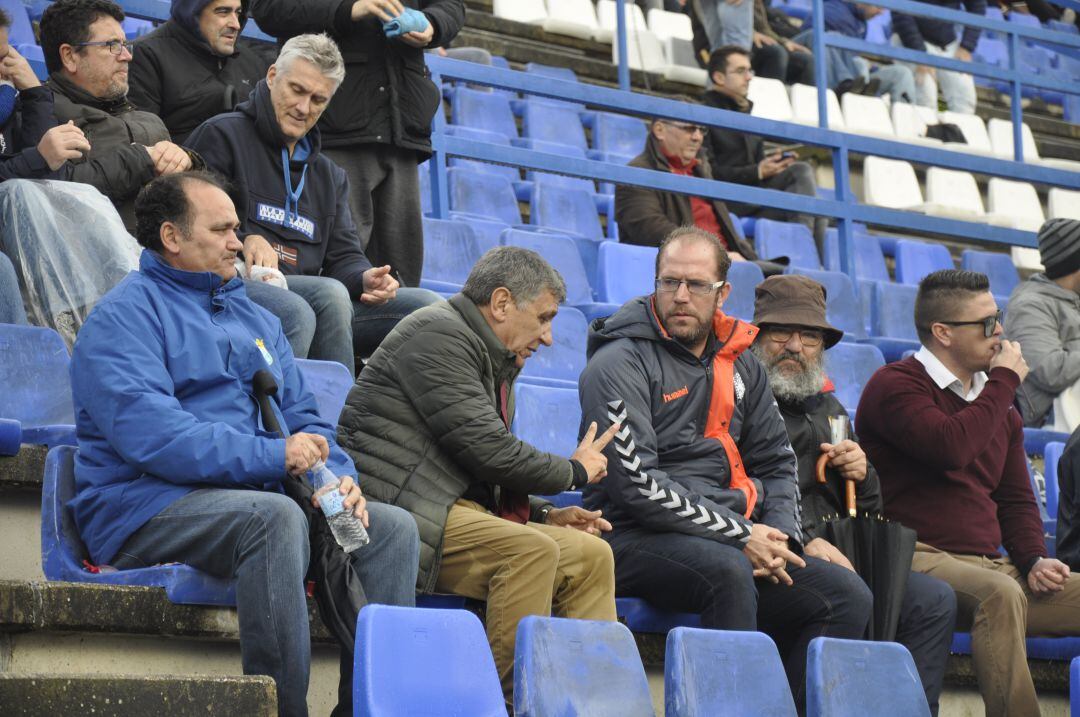 Antonio Montero en la grada durante el partido ante el Cabecense