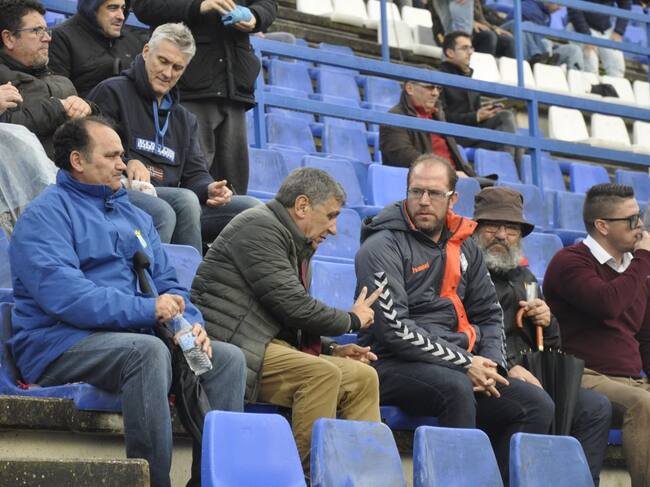 Antonio Montero en la grada durante el partido ante el Cabecense