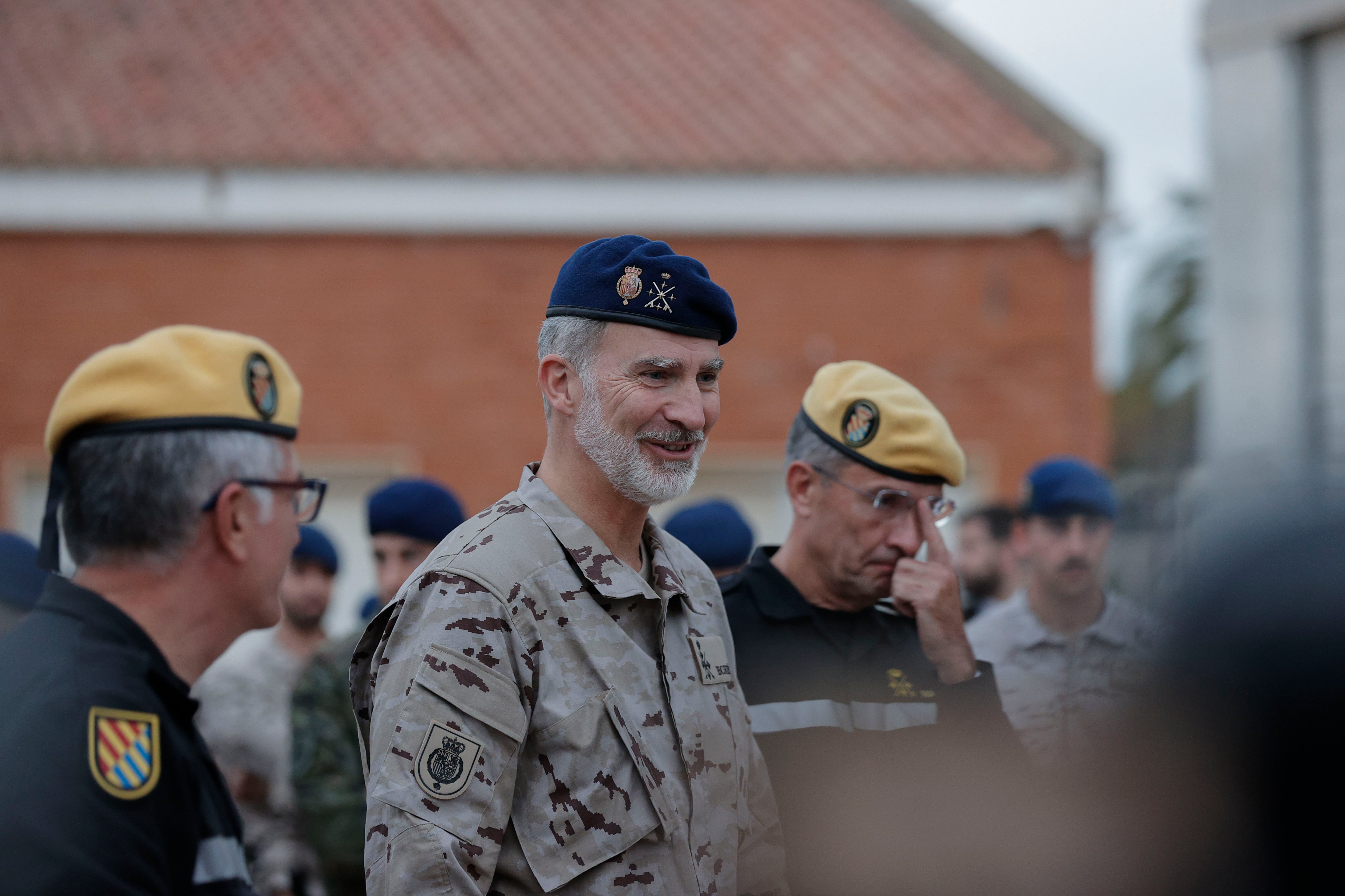 El rey Felipe VI durante su visita a la base militar Jaime I de Bétera este martes.