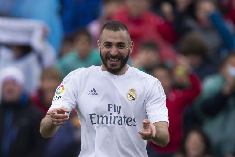 Benzema celebra un gol con el Madrid