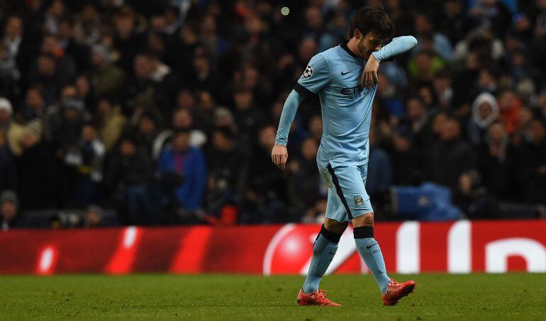 Manchester City&#039;s Spanish midfielder David Silva (R) leaves the pitch after being substituted during the UEFA Champions League round of 16 first leg football match between Manchester City and Barcelona at the Etihad Stadium in Manchester, northwest Englan