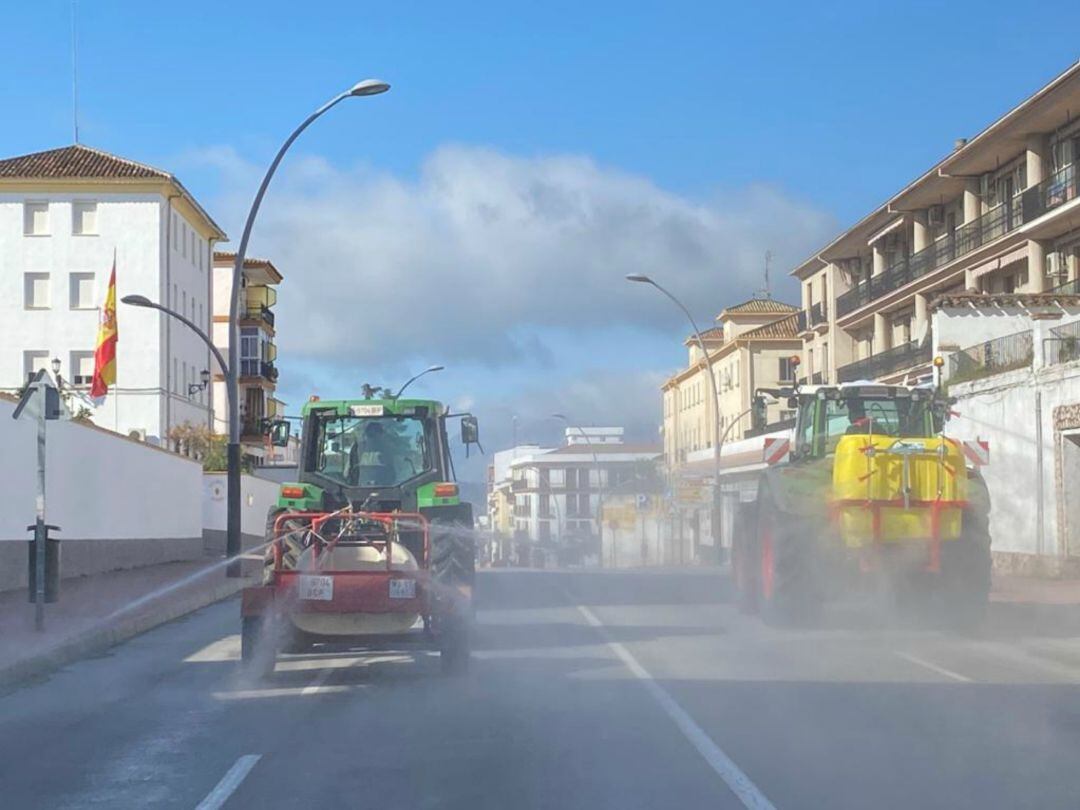 Vehículos agrícolas desinfectando la Avenida de Málaga