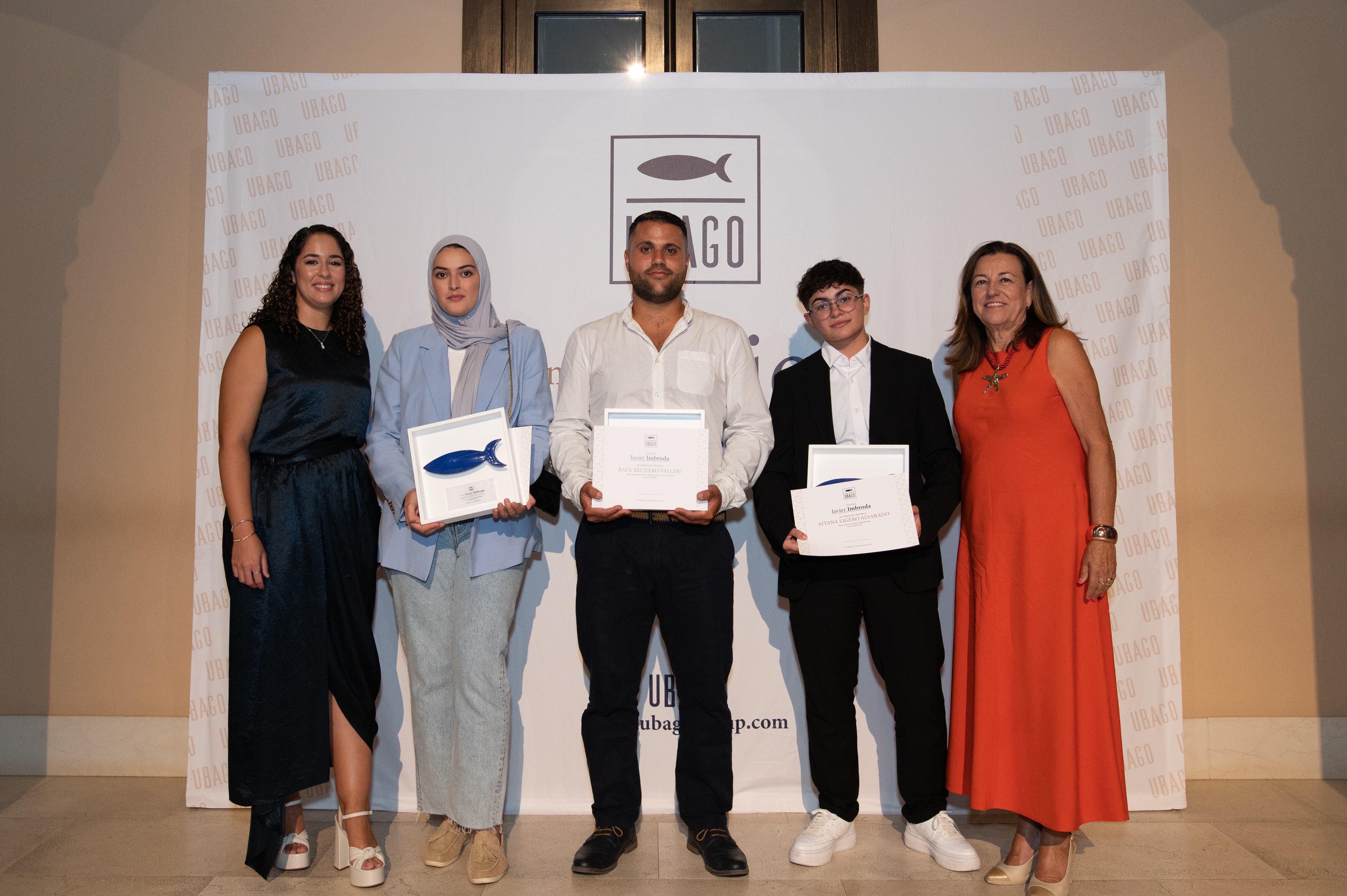 A la izquierda la presidenta Neyla El Bouzidi, junto a ella Manal Bodichat de Ubago Málaga; a su lado Raúl Recuero, de La Línea; Aitana Ligero de Ubago Barbate, y la consejera de Desarrollo Educativo y Formación Profesional, María del Carmen Castillo.