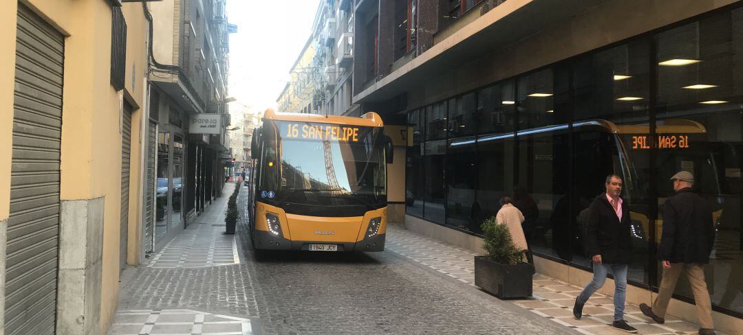 Autobús urbano circulando por las calles de la capital.