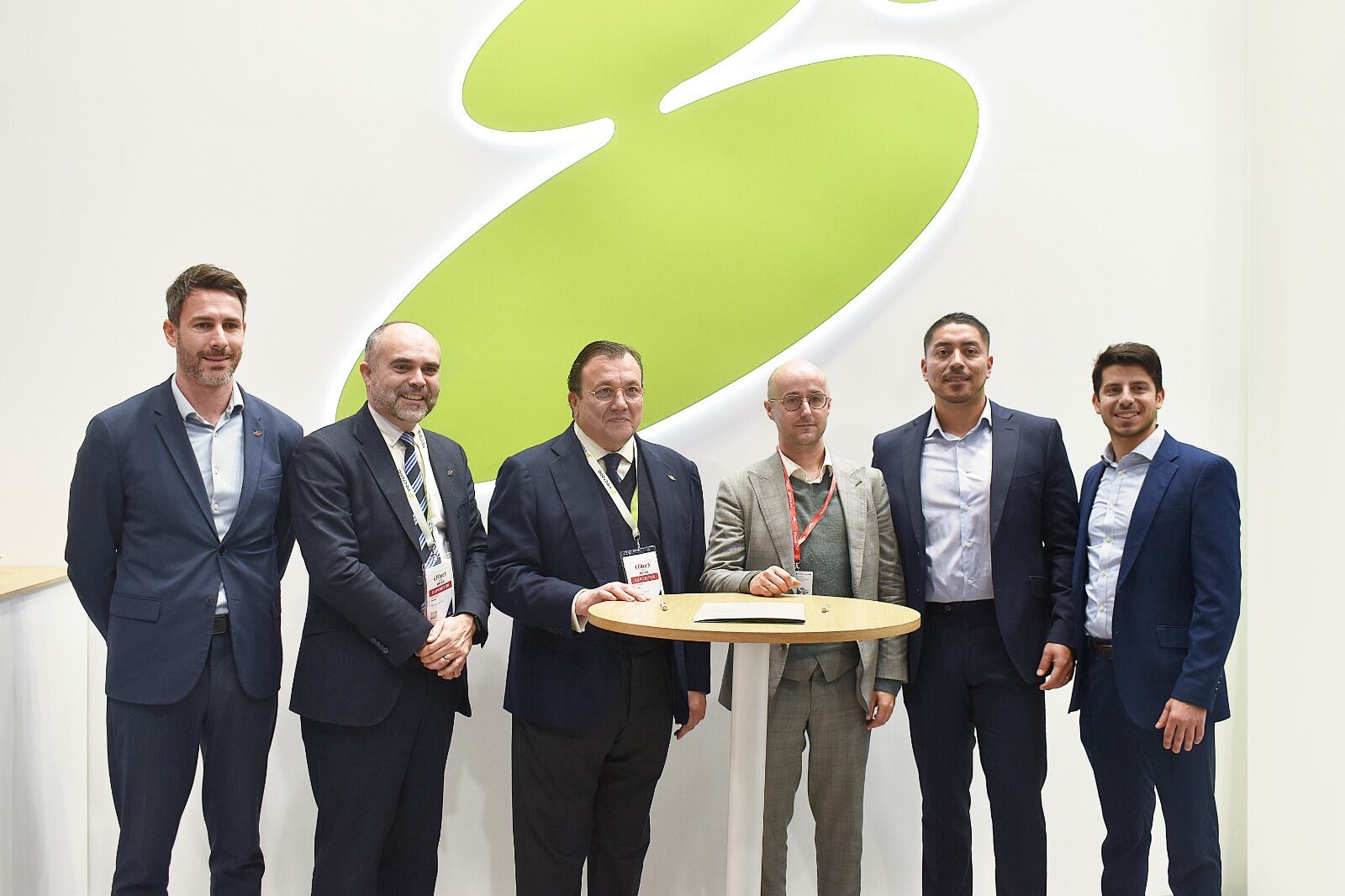 Responsables de Vectalia y Zenobē durante el acto de firma del acuerdo