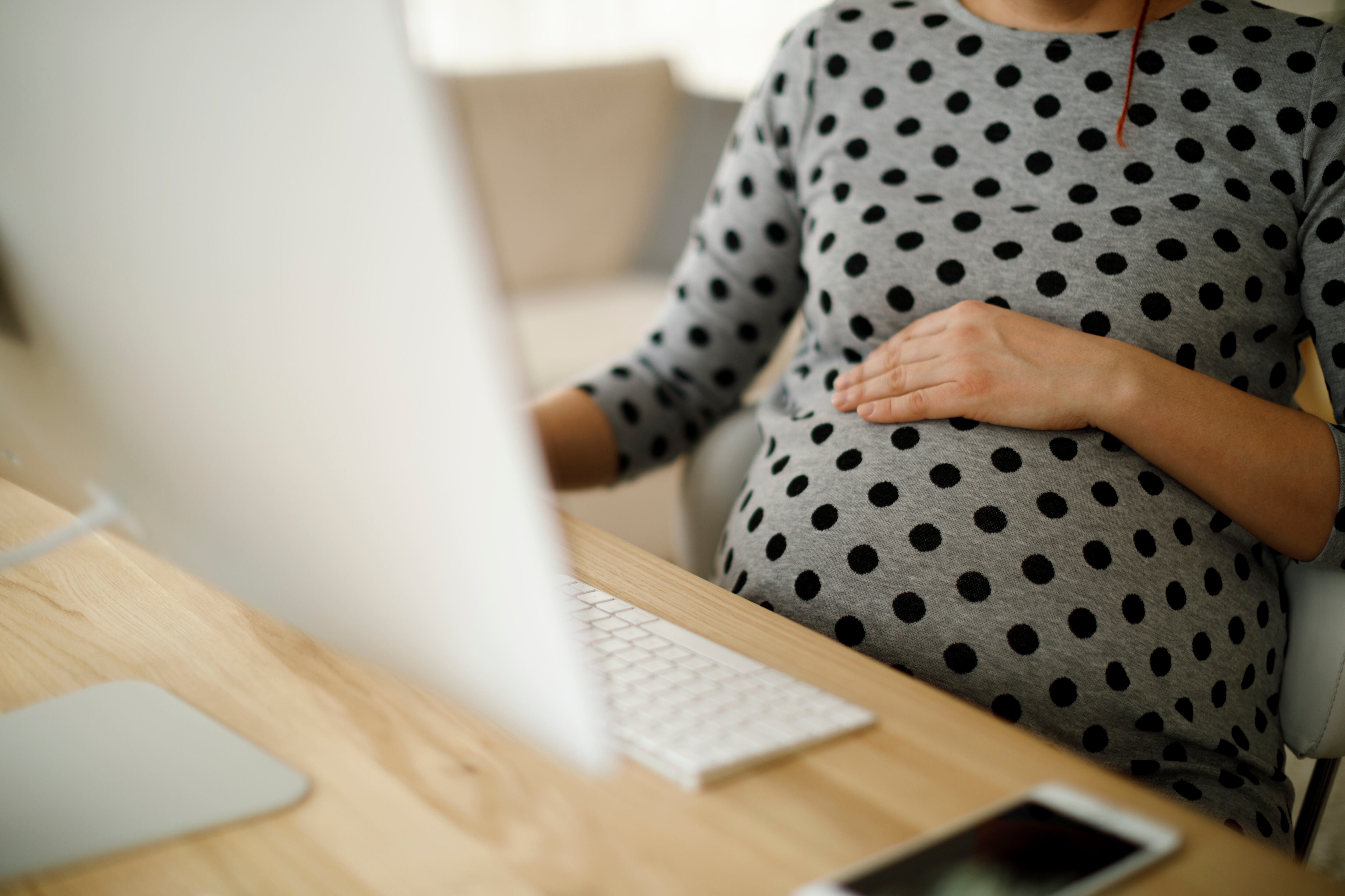 Mujer embarazada trabajando desde casa