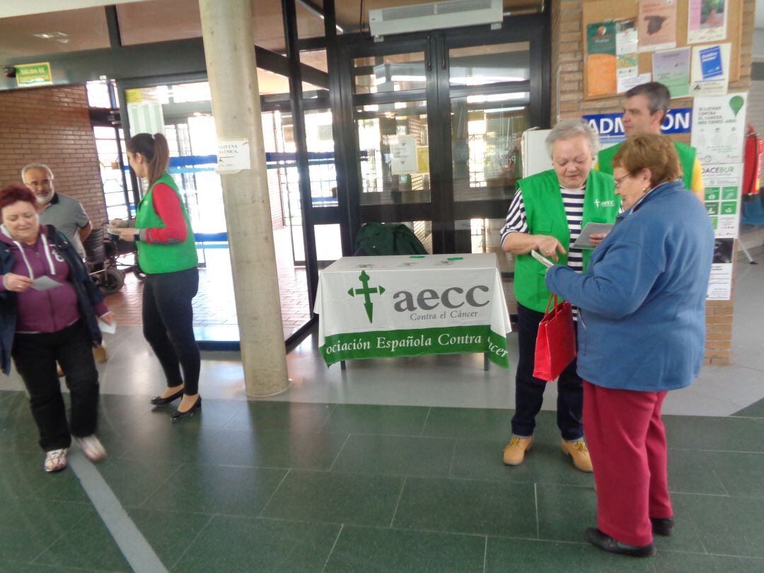 Voluntarios de la AECC ofrecen información en el Centro de Salud Sur