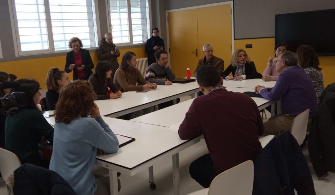 Los delegados de la Consellería de Educación y Sanidade se han reunido con el equipo directivo del colegio de Salesianos, Consello Escolar y padres esta misma mañana.