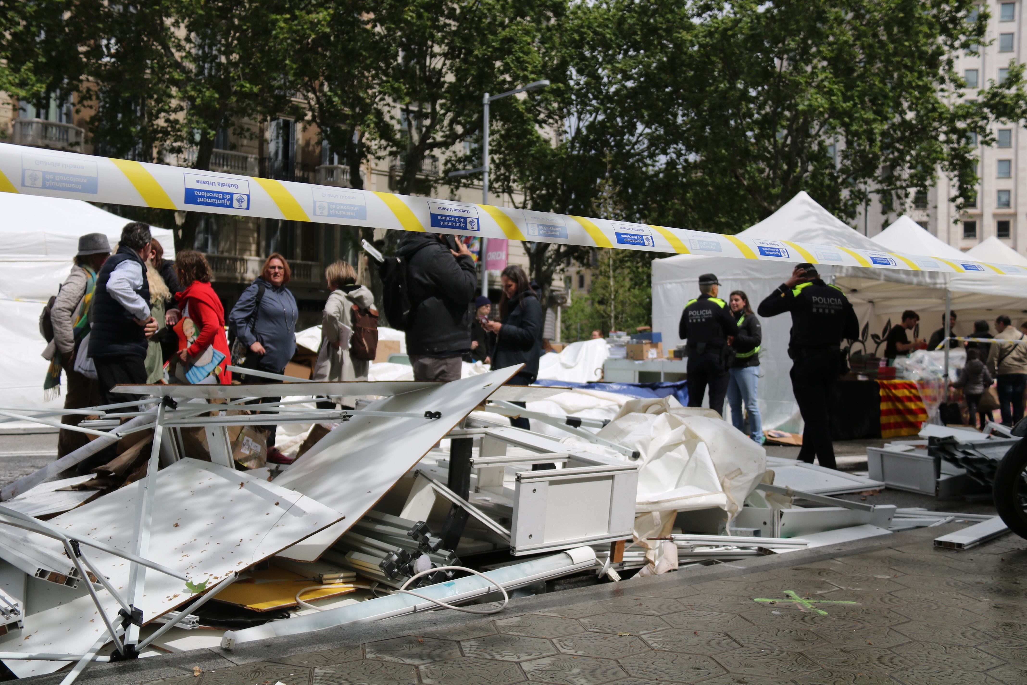 Un puesto de libros destrozado por el viento