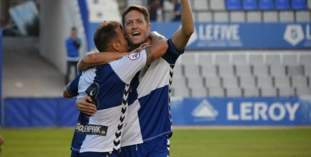 Edgar Hernández, celebrando un gol