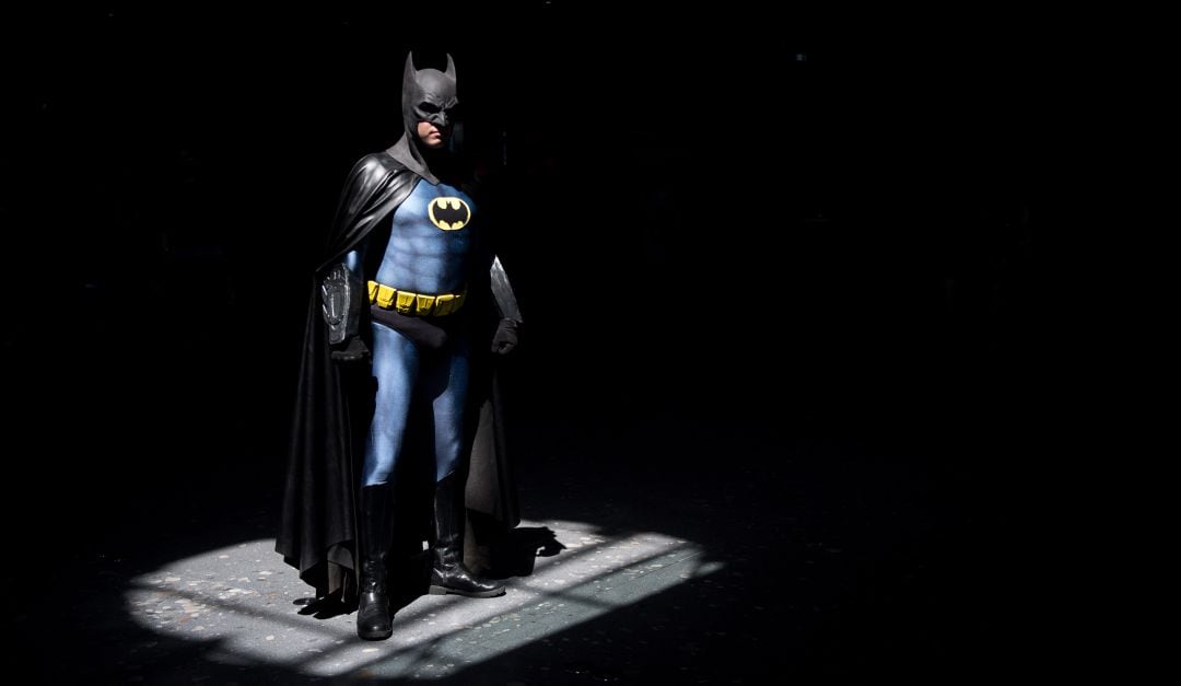 Un &#039;cosplayer&#039; se viste de Batman en la celebración del &#039;Comic Con Germany&#039; celebrado en Stuttgart