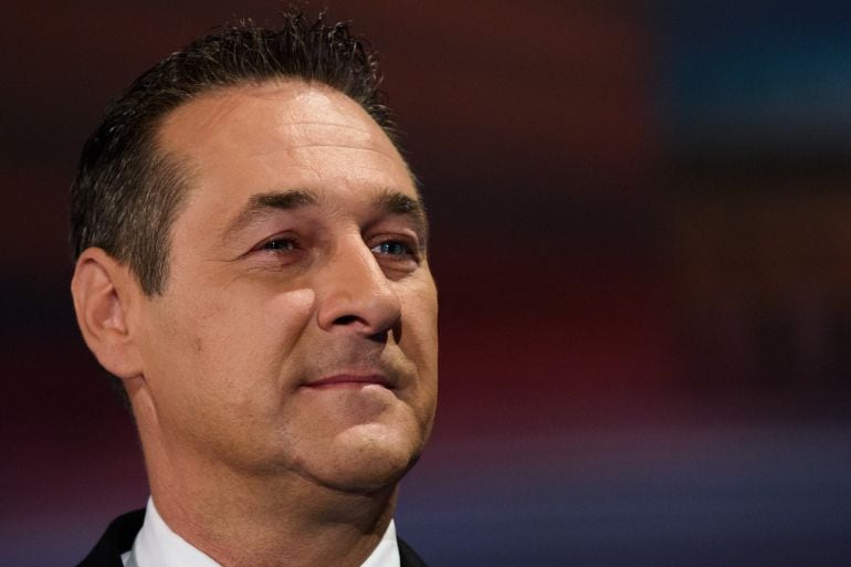  Heinz Christian Strache, candidato del partido de la libertad austriaco de ultra derecha, se prepara para participar en un debate televisado en la campaña electoral.