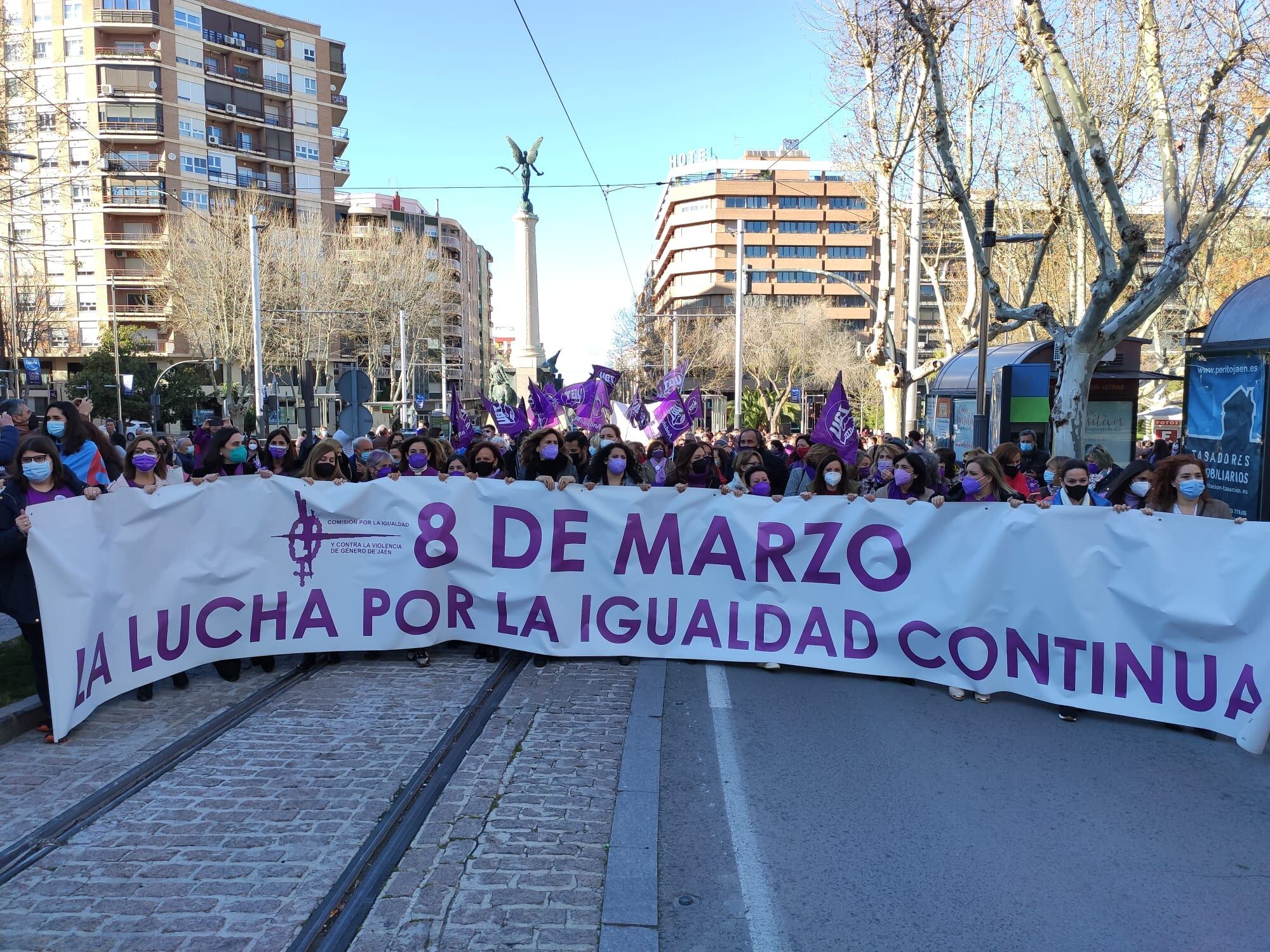 Cientos de personas recorren el Paseo de la Estación de Jaén durante la manifestación del 8-M