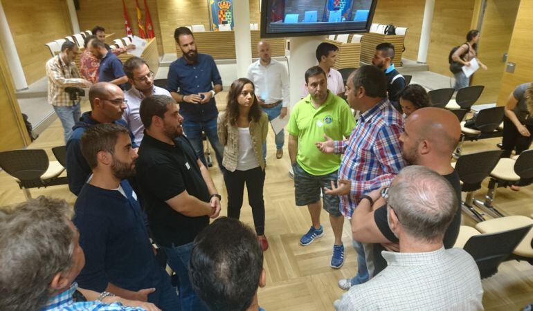 Sara Hernández y sui edil de Deportes conversan con los representantes de los clubes de fútbol base