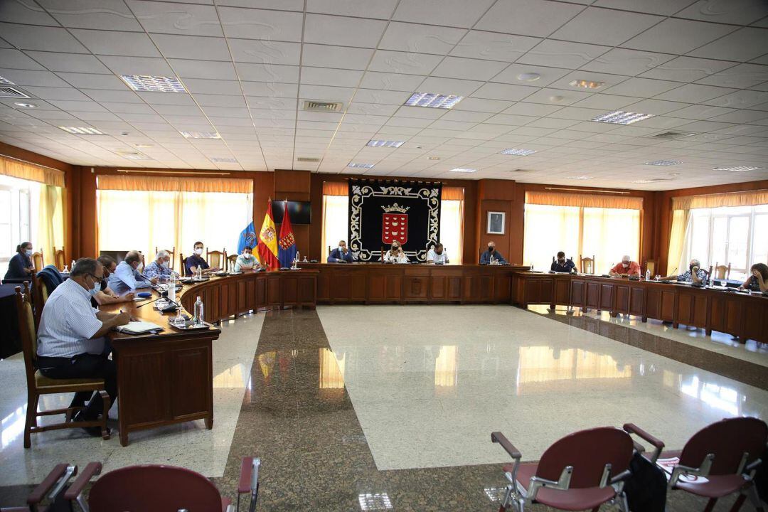 La reunión se celebró en el Salón de Plenos del Cabildo de Lanzarote. 