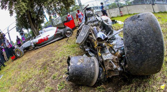 El coche de Fernando Alonso, destrozado tras el accidente