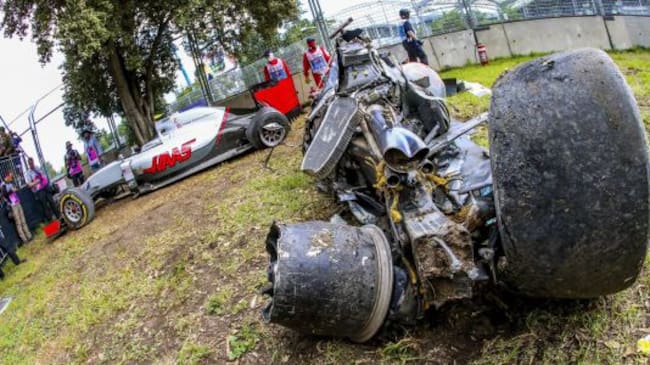 El coche de Fernando Alonso, destrozado tras el accidente