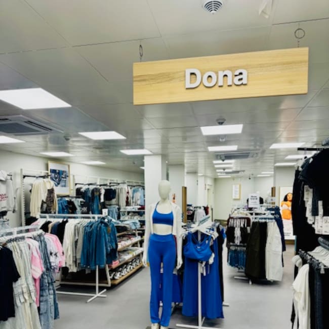 La secció de dona de la nova botiga Terranova al Pas de la Casa