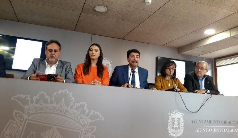 Luis Barcala, en el centro, en la rueda de prensa tras la que ha valorado la moción de censura a Rajoy