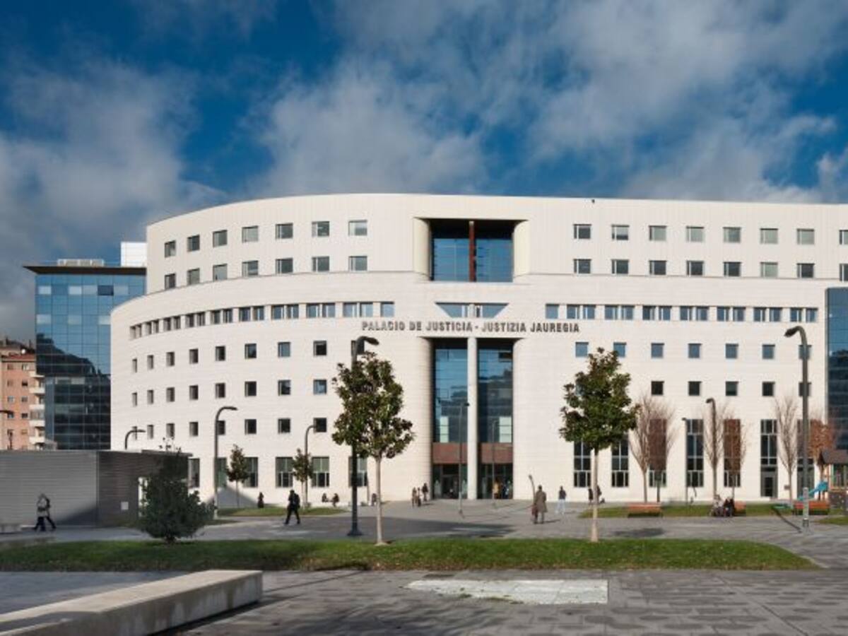 El juez absuelve a los tres acusados de extorsionar al expárroco de Tajonar