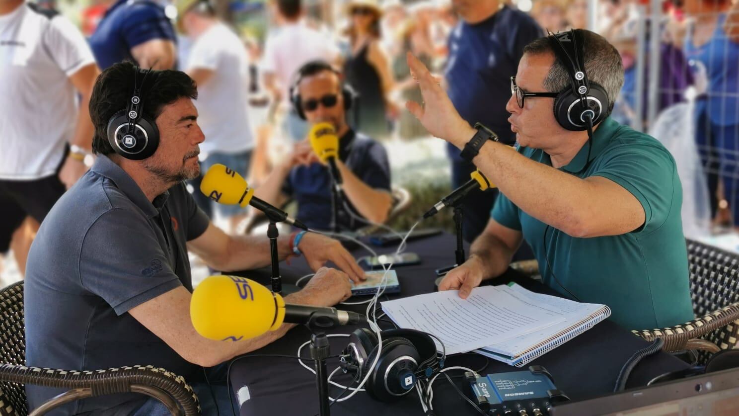 Luis Barcala, alcalde de Alicante, conversa con Carlos Arcaya desde la Plaza de los Luceros. Foto: Silvia Cárceles