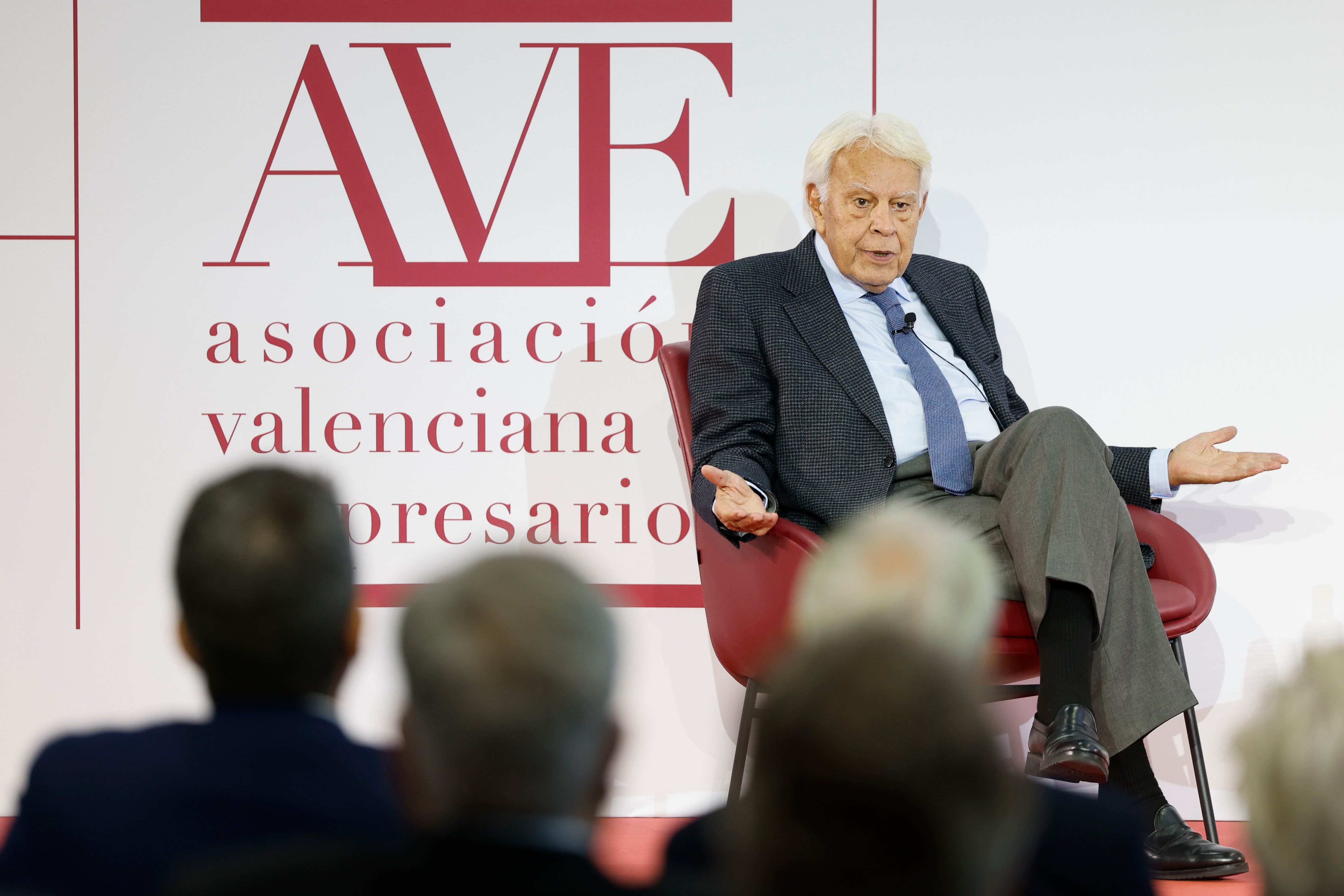 Felipe González participa en la asamblea general de la Asociación Valenciana de Empresarios (AVE).