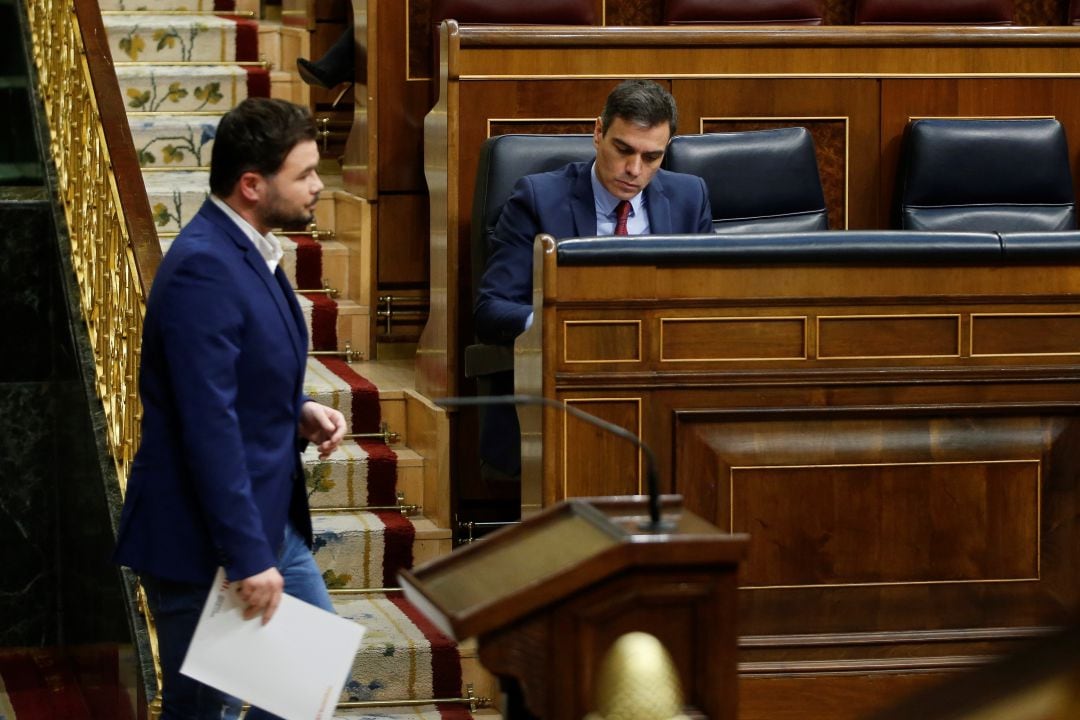 El portavoz de ERC, Gabriel Rufián, pasa ante el presidente del Gobierno, Pedro Sánchez