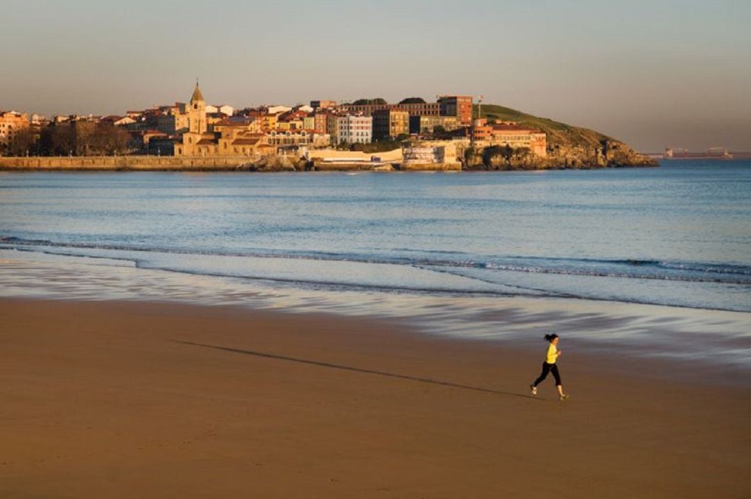 La playa de San Lorenzo, en bajamar, el pasado invierno. 