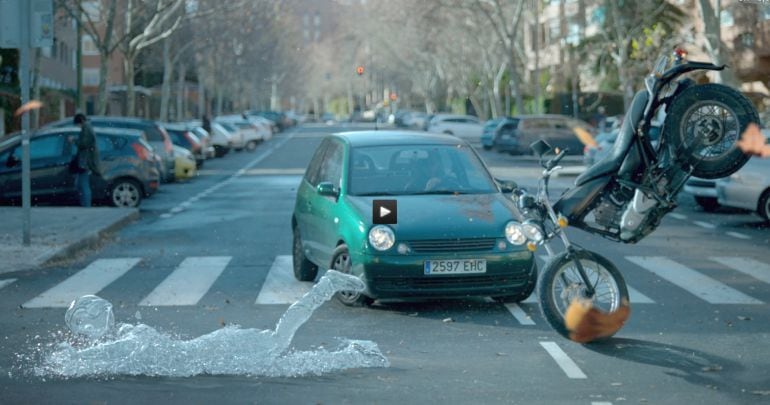 Imagen de la campaña de DGT &quot;El hombre de cristal&quot; para concienciar de la vulnerabilidad de los motoristas en la carretera