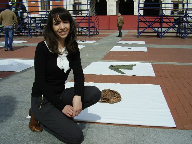 La artista vallisoletana Patricia Sandonis posa en la Plaza Mayor