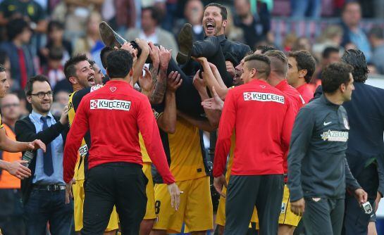 Simeone, manteado por sus jugadores en el Camp Nou, donde el Atlético se proclámó campeón de Liga la temporada pasada.