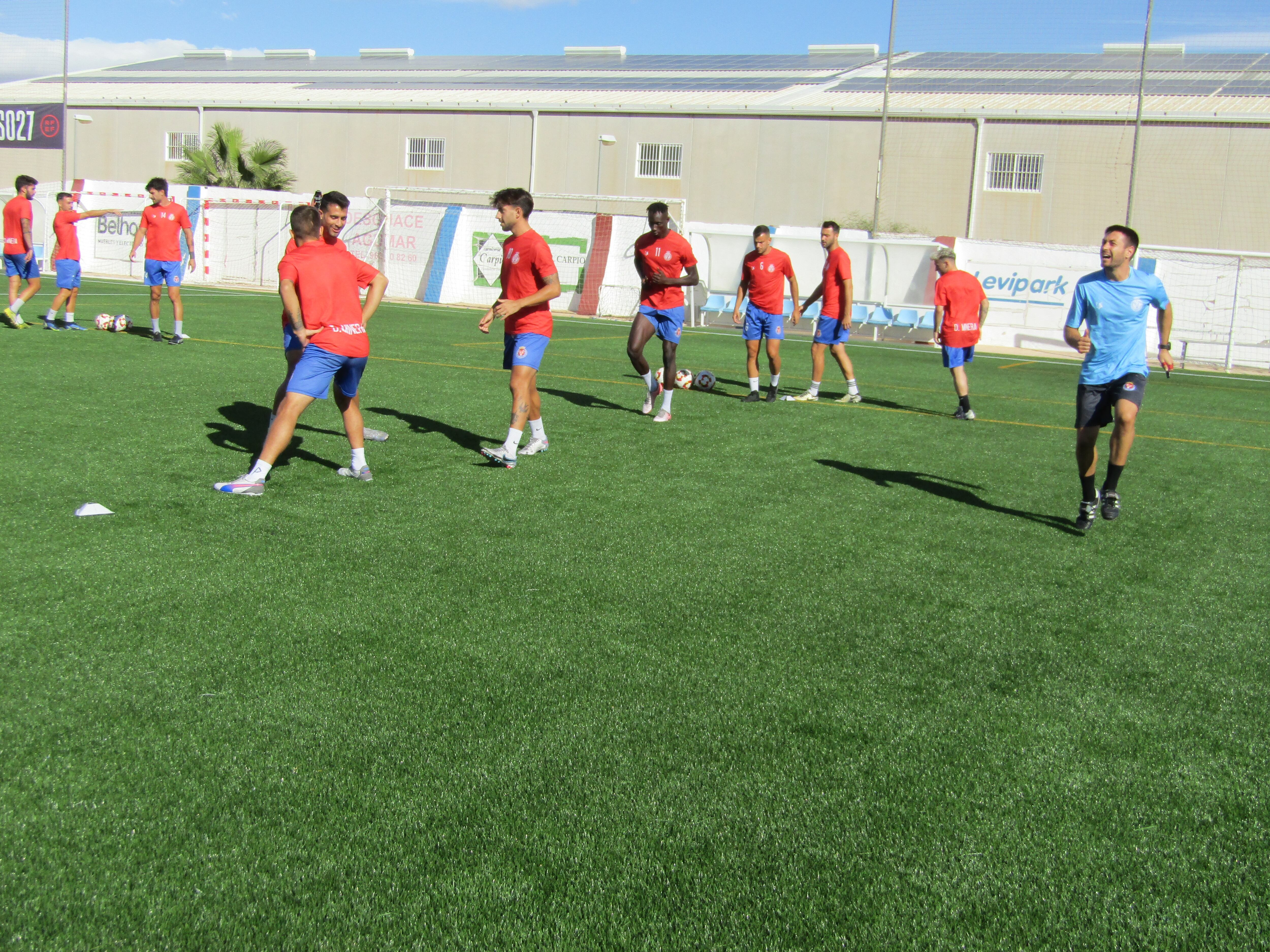 La plantilla de la Minera en su primer entrenamiento en el Coliseo Minero