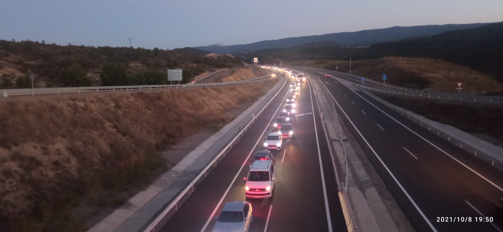 Imagen de archivo de tráfico en la A-23, en el cuello de botella al pasar a la carretera nacional, en Lanave